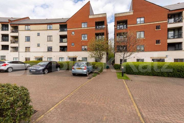 3 bed 2 bathroom property located within a gated developement in Holloway Tollington Way, Holloway